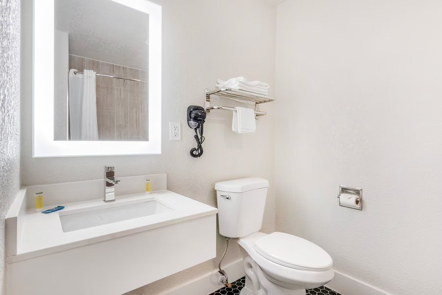 Super 8 by Wyndham Murdo — Bathroom