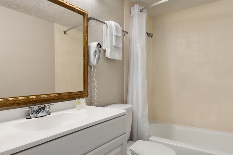 Super 8 by Wyndham Myrtle Beach Market Common Area — Bathroom