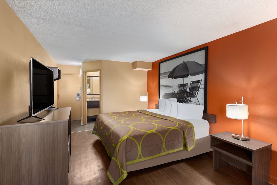 Super 8 by Wyndham Myrtle Beach Market Common Area — Guest room