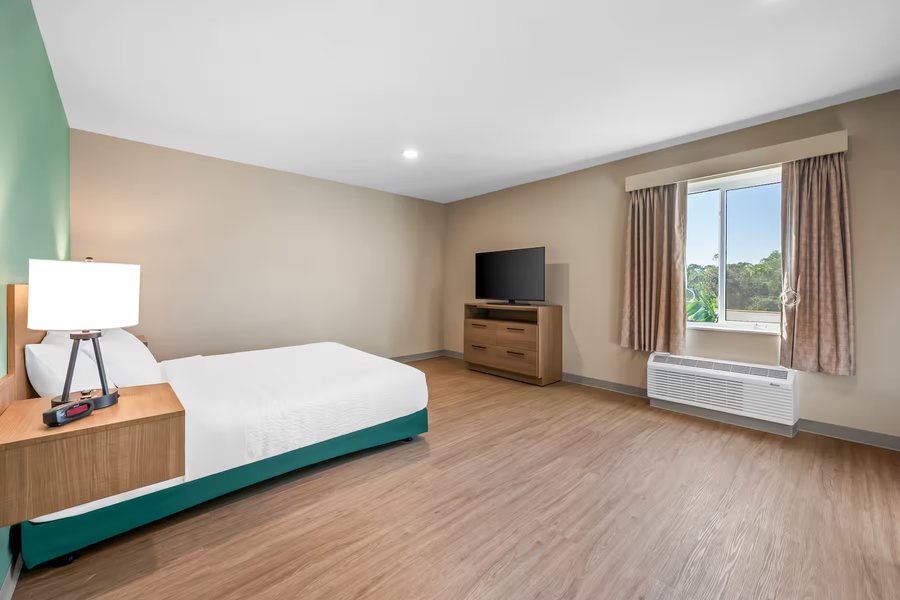 Super 8 by Wyndham Naples — Guest room