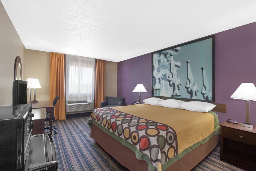 Super 8 by Wyndham Natchitoches — Guest room