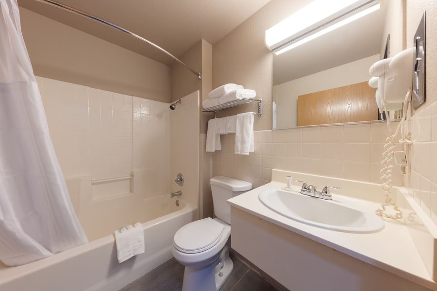 Super 8 by Wyndham New Castle — Bathroom