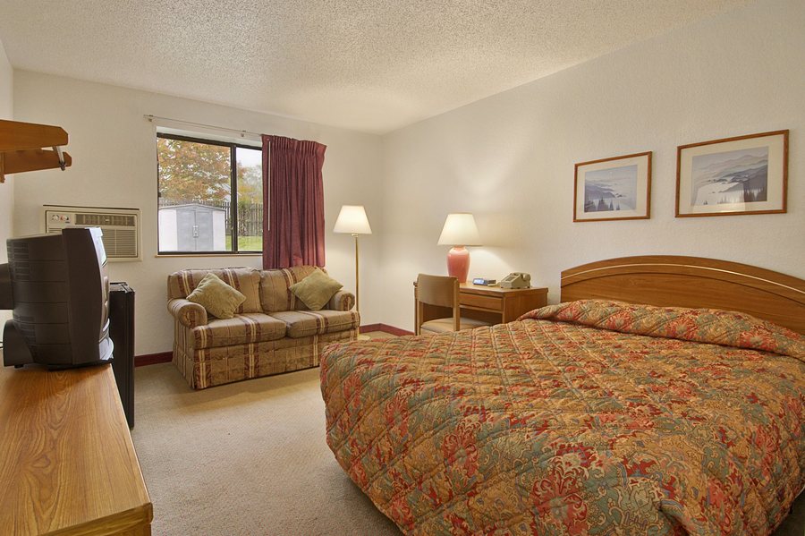 Super 8 by Wyndham New Castle — Guest room