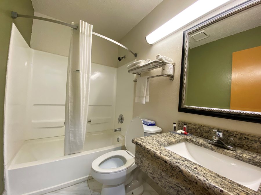 Super 8 by Wyndham New Hampton — Bathroom
