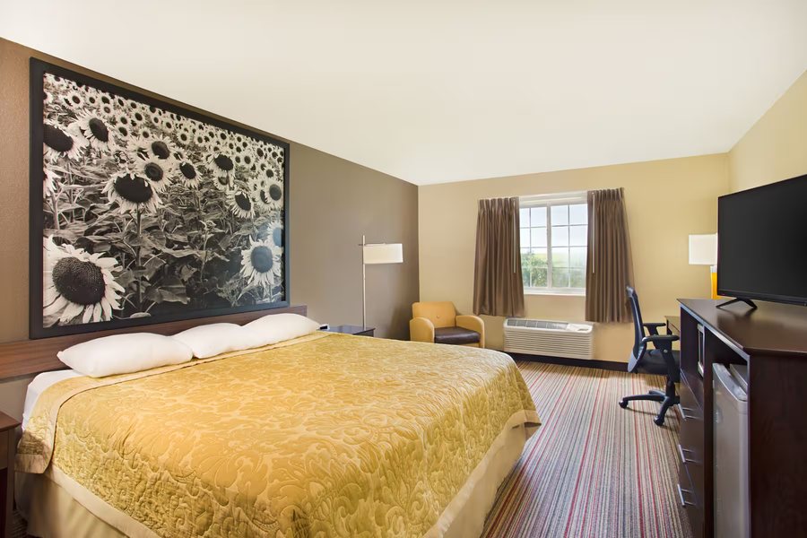 Super 8 by Wyndham New Hampton — Guest room