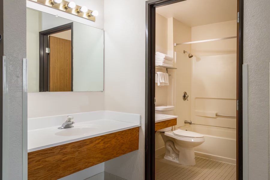Super 8 by Wyndham New Stanton — Bathroom