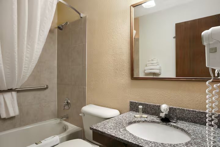 Super 8 by Wyndham Newcastle — Bathroom