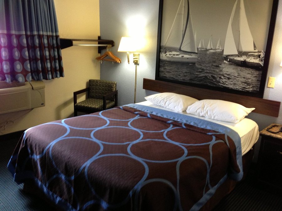 Super 8 by Wyndham Newcastle — Guest room