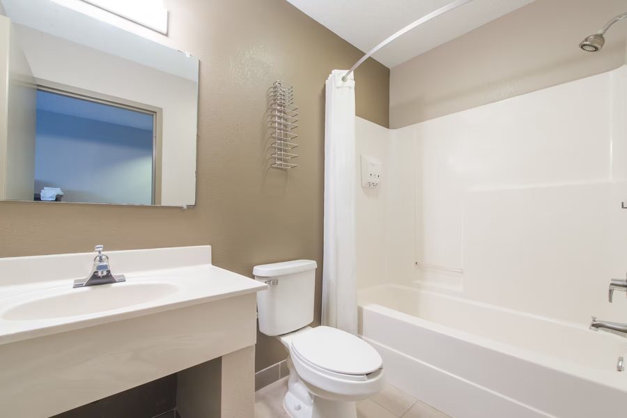Super 8 by Wyndham Niagara Falls NY — Bathroom