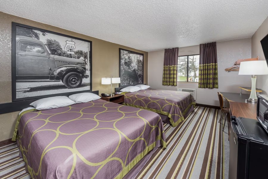 Super 8 by Wyndham Normal Bloomington — Guest room