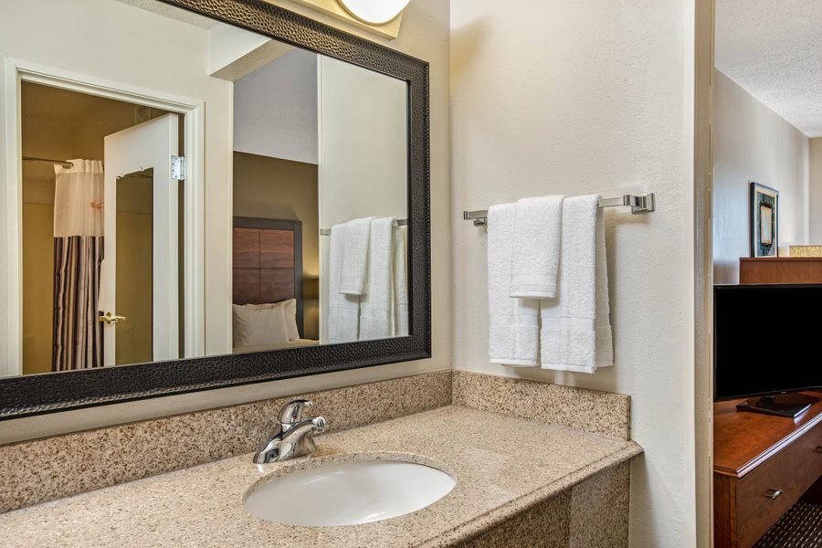 Super 8 by Wyndham North Little Rock McCain — Bathroom