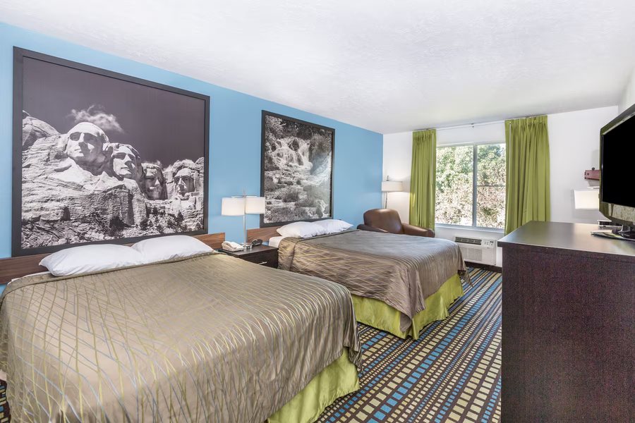Super 8 by Wyndham North Sioux City — Guest room