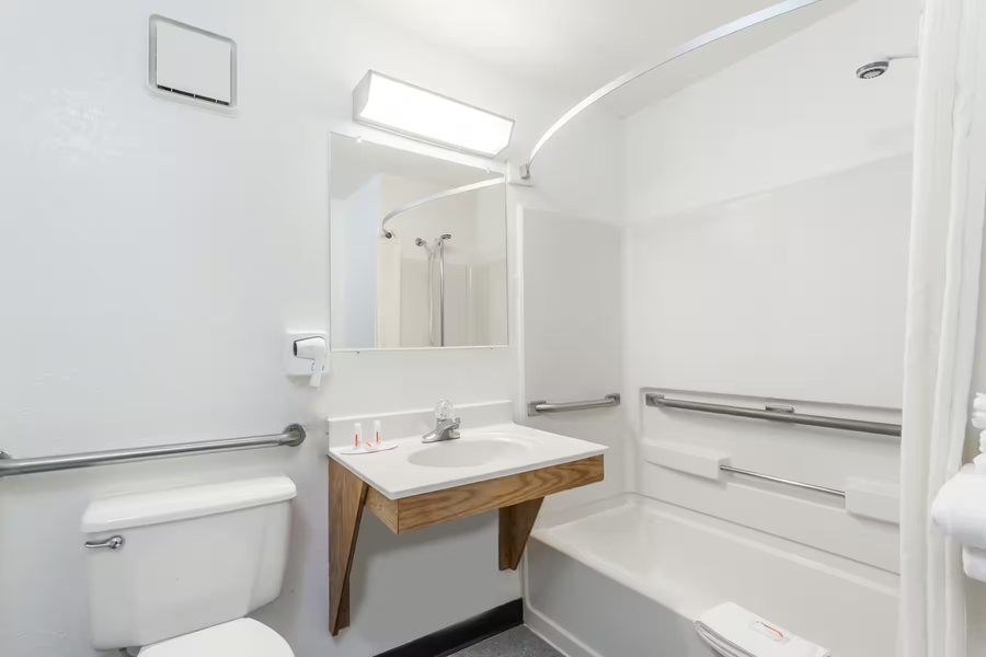 Super 8 by Wyndham Norwich — Bathroom