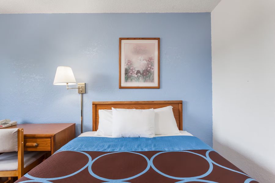 Super 8 by Wyndham Norwich — Guest room