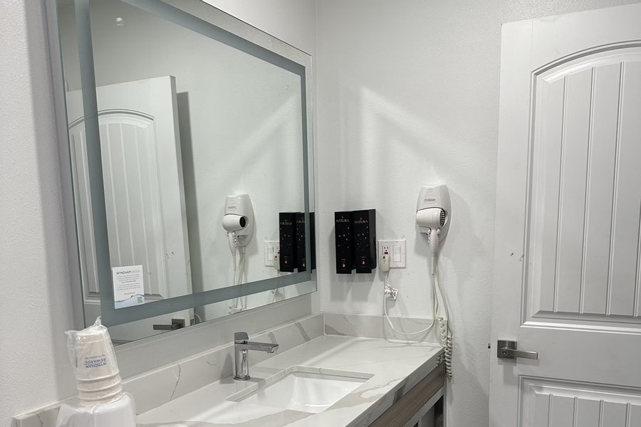 Super 8 by Wyndham Oceanside Downtown — Bathroom