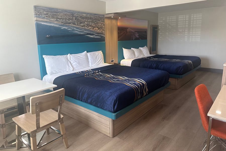 Super 8 by Wyndham Oceanside Downtown — Guest room