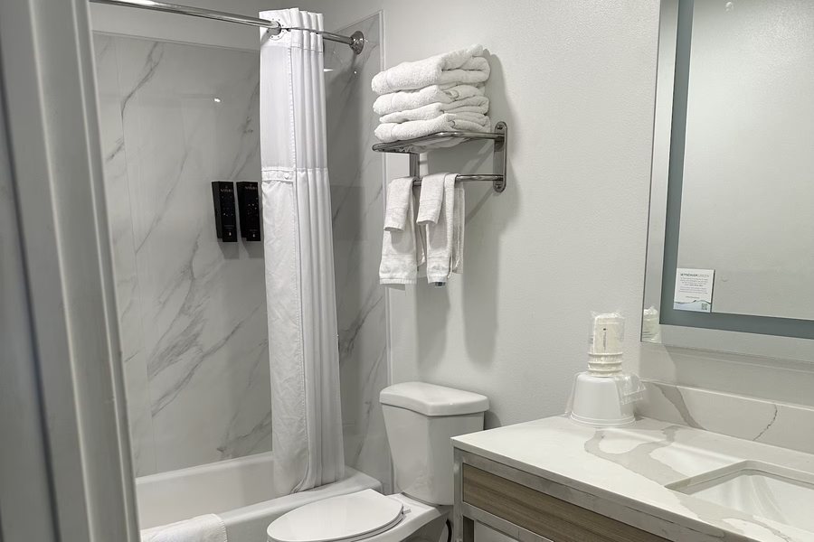 Super 8 by Wyndham Oceanside Marty s Valley Inn — Bathroom