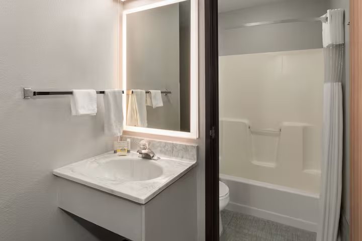 Super 8 by Wyndham Ogallala — Bathroom
