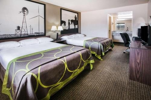 Super 8 by Wyndham Oklahoma Airport Fairgrounds West — Guest room