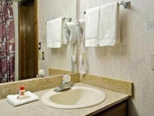 Super 8 by Wyndham Oklahoma Fairgrounds — Bathroom