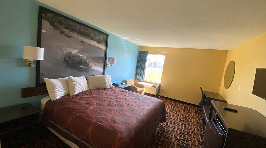 Super 8 by Wyndham Olive Branch — Guest room
