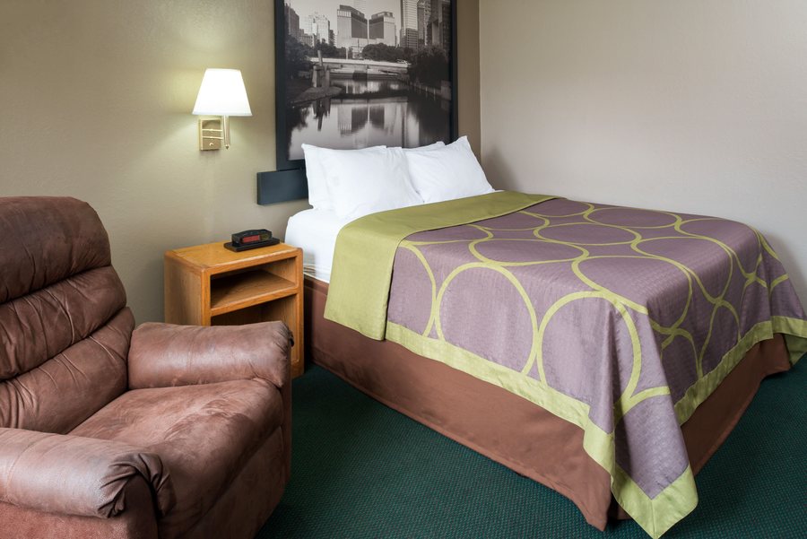 Super 8 by Wyndham Omaha NE — Guest room
