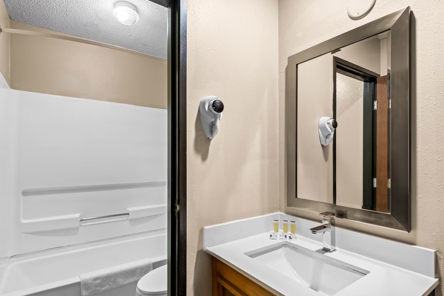 Super 8 by Wyndham Omaha SW — Bathroom
