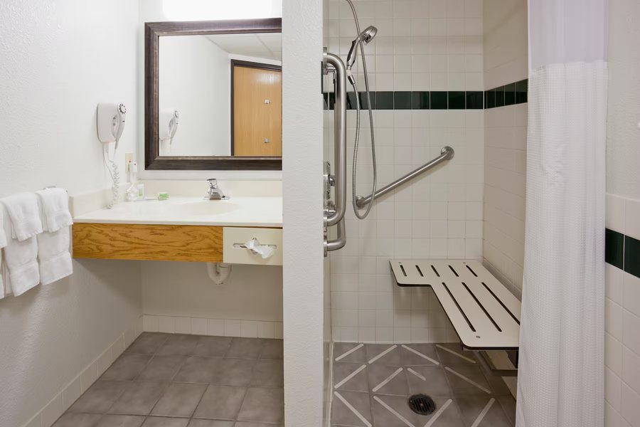 Super 8 by Wyndham Osceola IA Osceola Iowa — Bathroom