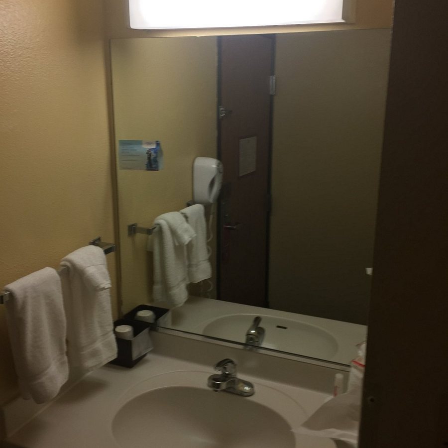 Super 8 by Wyndham Ottawa Starved Rock — Bathroom