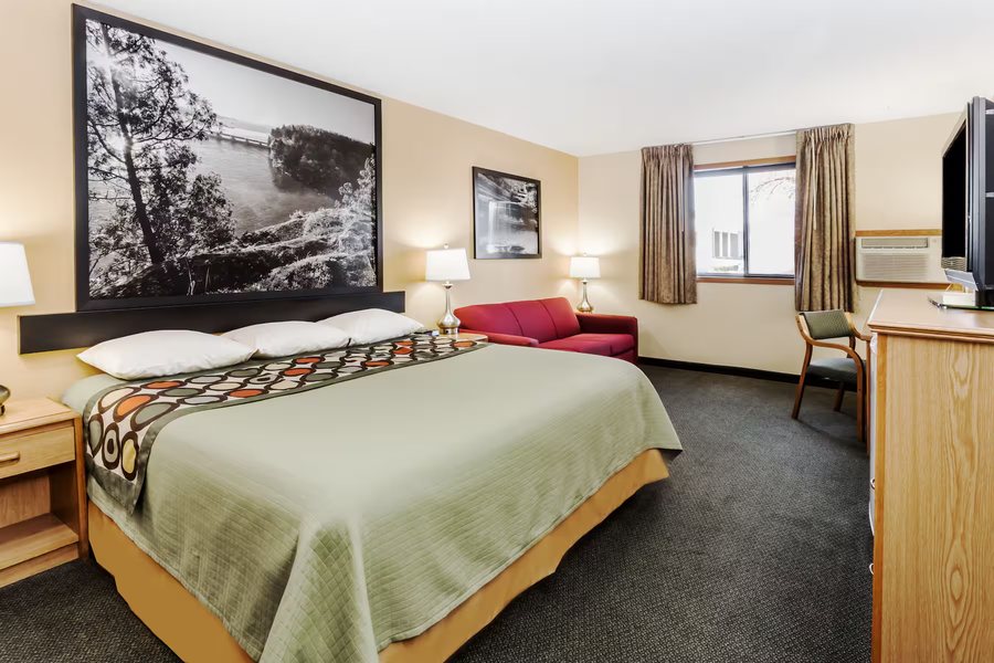 Super 8 by Wyndham Ottawa Starved Rock — Guest room
