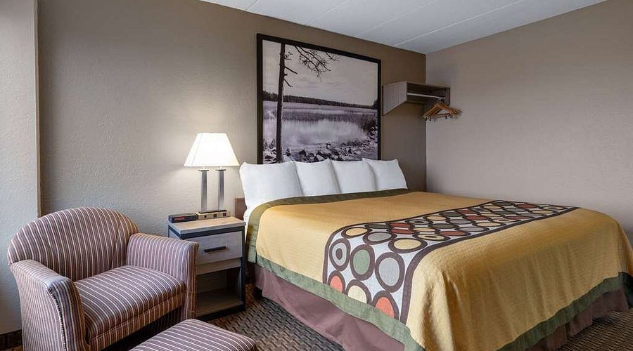 Super 8 by Wyndham Owatonna — Guest room