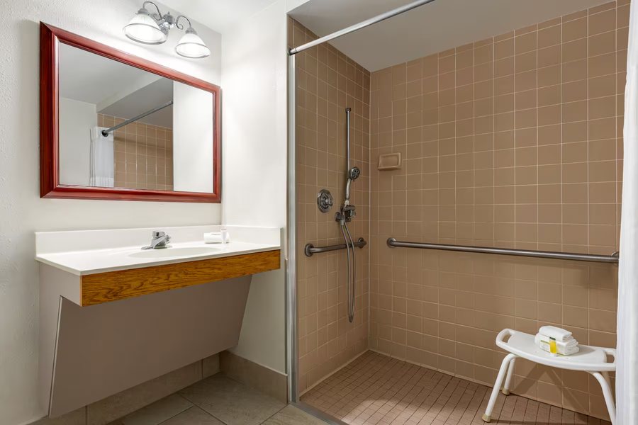 Super 8 by Wyndham Owensboro — Bathroom