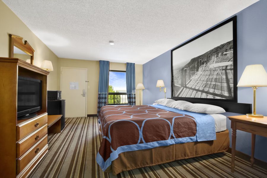 Super 8 by Wyndham Oxford — Guest room