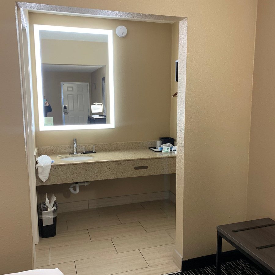 Super 8 by Wyndham Paducah I 24 EXIT 4 — Bathroom
