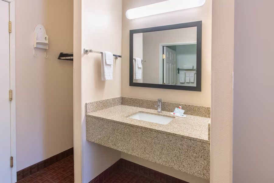 Super 8 by Wyndham Page Lake Powell — Bathroom