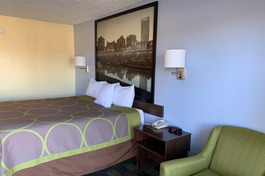 Super 8 by Wyndham Pearl Jackson Airport — Guest room
