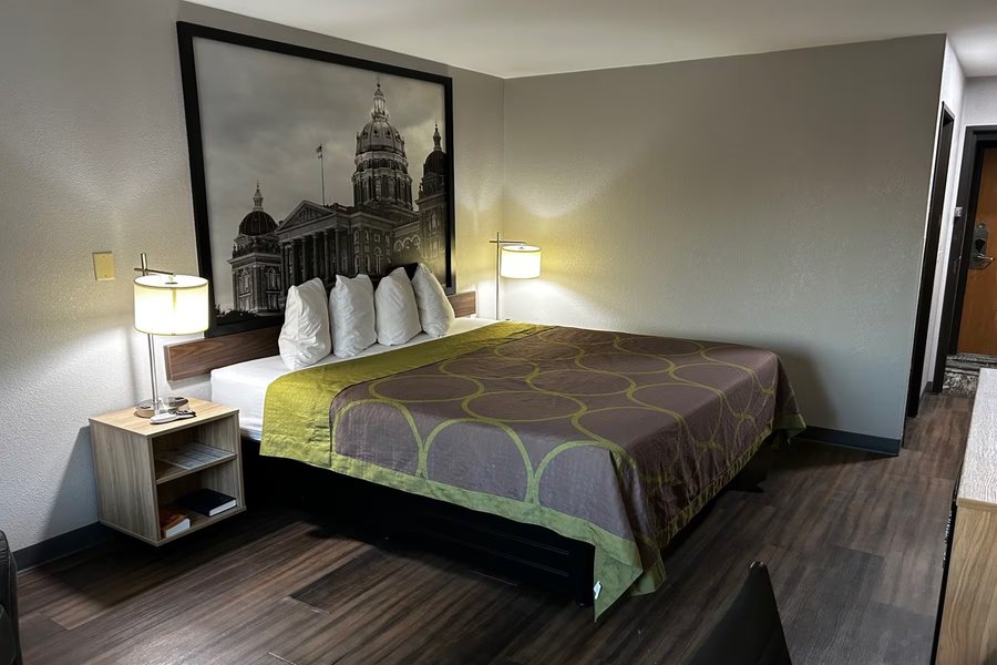 Super 8 by Wyndham Pella — Guest room