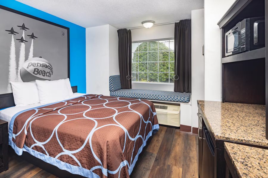Super 8 by Wyndham Pensacola West — Guest room
