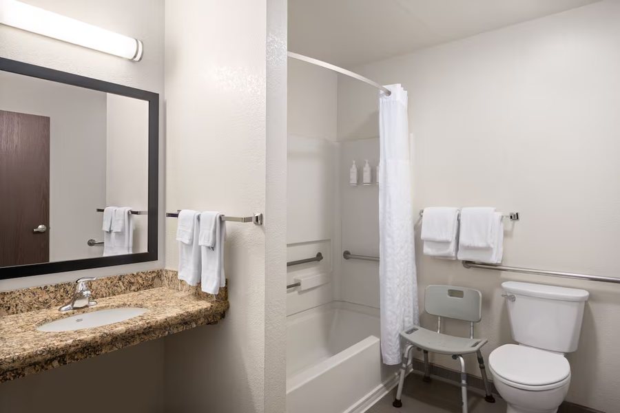 Super 8 by Wyndham Petaluma — Bathroom
