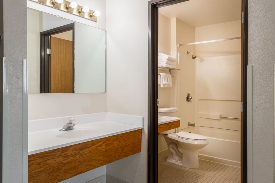 Super 8 by Wyndham Pevely — Bathroom