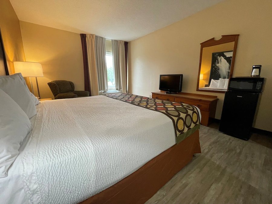 Super 8 by Wyndham Pevely — Guest room