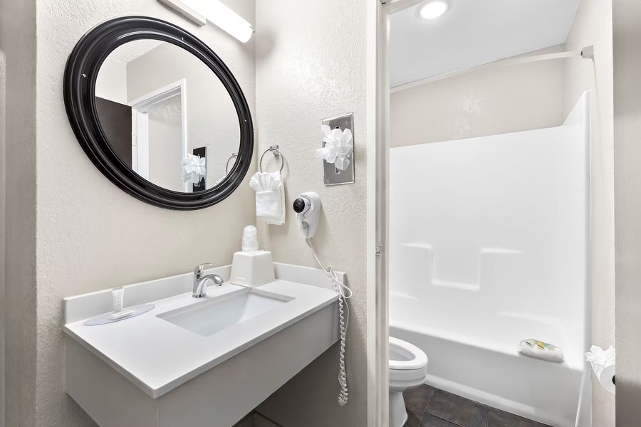 Super 8 by Wyndham Phoenix Mesa Gilbert Road — Bathroom