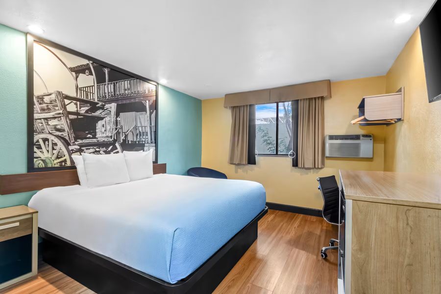 Super 8 by Wyndham Phoenix Mesa Gilbert Road — Guest room