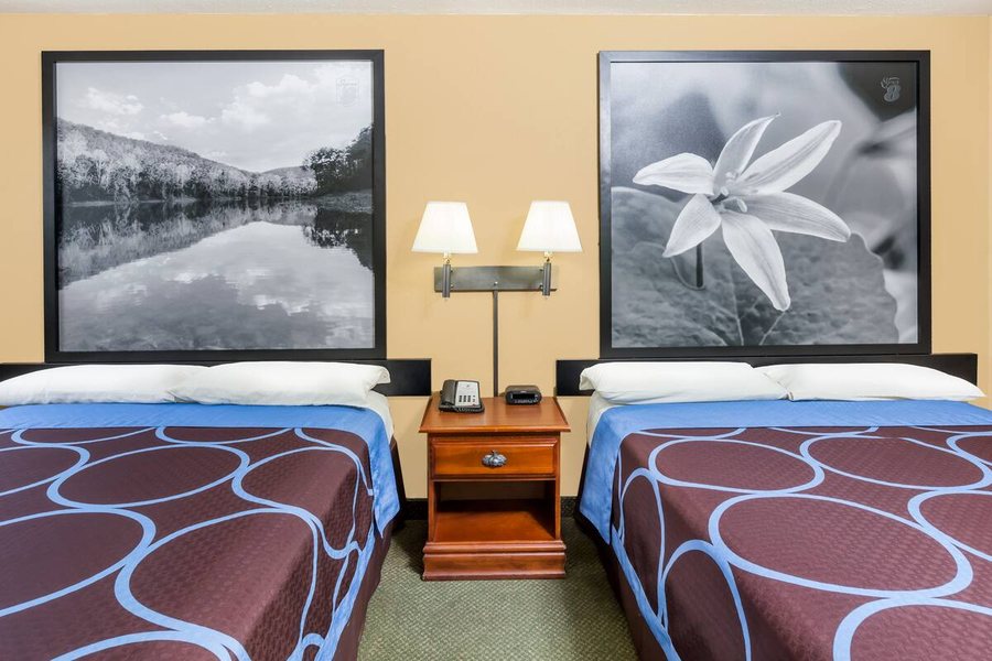 Super 8 By Wyndham Pine Bluff — Guest room