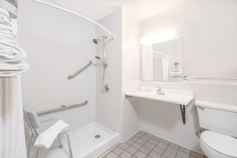 Super 8 by Wyndham Plymouth — Bathroom