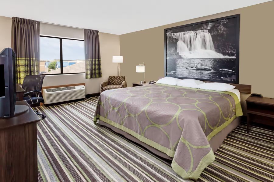 Super 8 by Wyndham Plymouth — Guest room