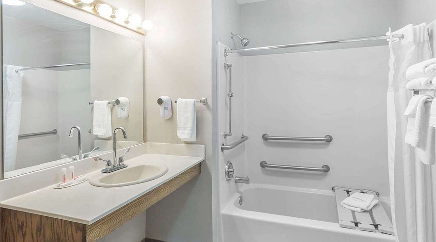Super 8 by Wyndham Port Clinton — Bathroom
