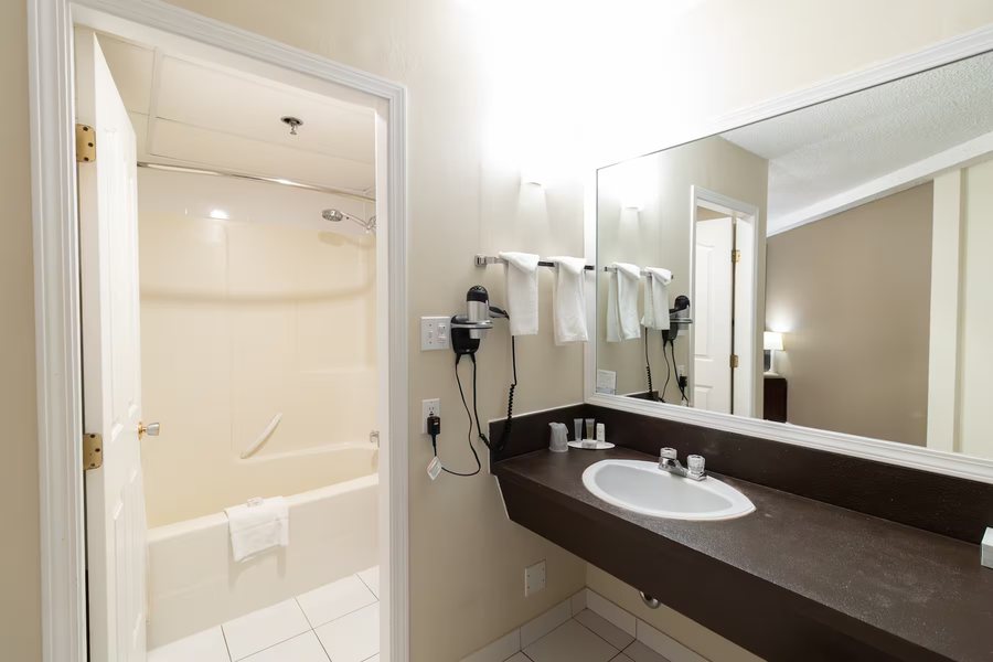Super 8 by Wyndham Portage — Bathroom