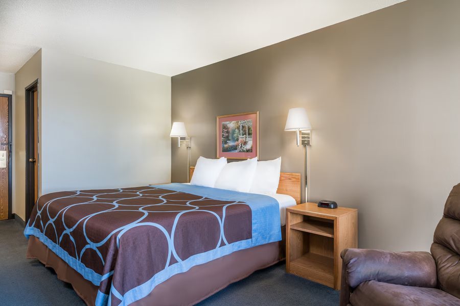 Super 8 by Wyndham Portage — Guest room