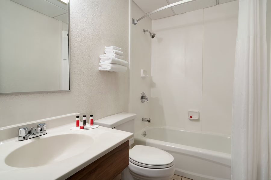 Super 8 by Wyndham Portland Airport — Bathroom